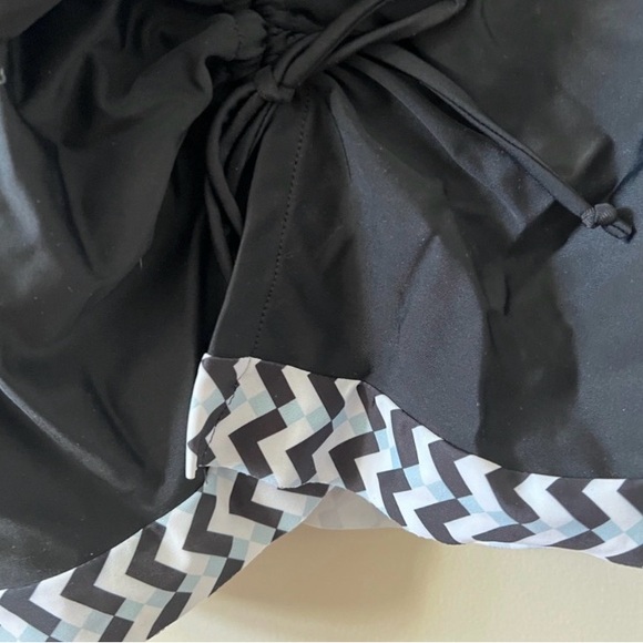 $13 or 2 for $20. Black & White Tankini Top Size L Ruched, Slimming - Picture 4 of 7